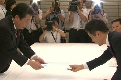 野田总理在总理大臣官邸接受了民主党首次当选议员中有志者的要求。