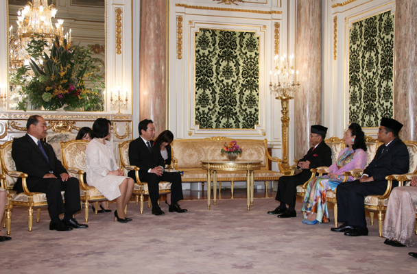 野田总理在赤坂迎宾馆拜会了马来西亚国王阿卜杜尔•哈利姆•慕阿扎姆•沙阿和王妃两位陛下。