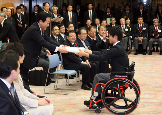 野田总理邀请伦敦残疾人奥林匹克运动会日本体育代表团到总理大臣官邸，举行了纪念品赠送仪式。