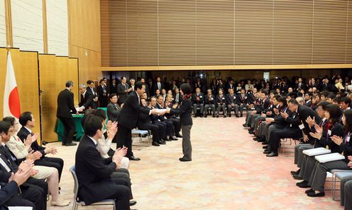 野田总理邀请伦敦残疾人奥林匹克运动会日本体育代表团到总理大臣官邸，举行了纪念品赠送仪式。