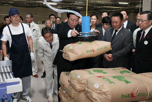 为了掌握东日本大地震受灾情况，野田总理访问了福岛县。
