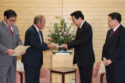 野田总理在总理大臣官邸与冲绳县知事仲井真以及宜野湾市长佐喜真举行了会谈。