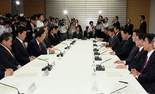 野田总理在总理大臣官邸召开了第8次邮政民营化推进本部会议。