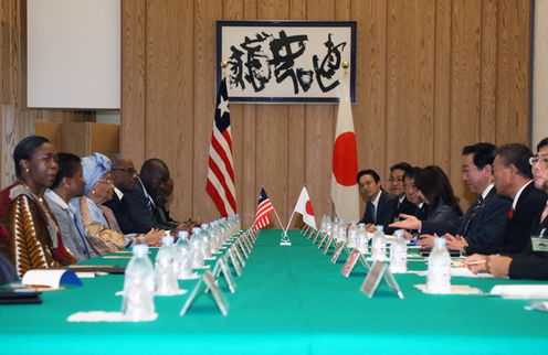野田总理在总理大臣官邸与利比里亚共和国总统埃伦•约翰逊•瑟利夫举行了会谈。