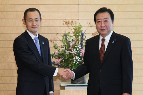 野田总理在总理大臣官邸接受了2012年诺贝尔生理学或医学奖获得者京都大学教授山中伸弥的拜会。