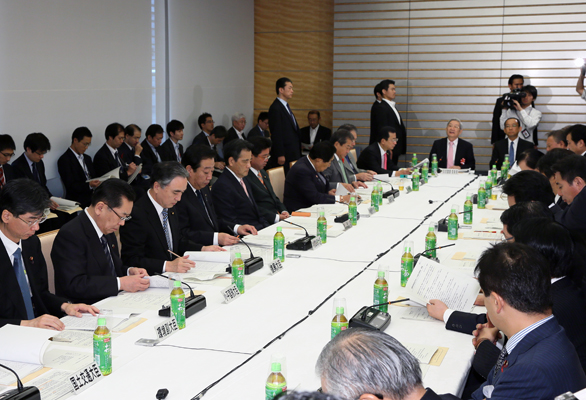 野田总理在总理大臣官邸召开了第三次复兴推进会议。