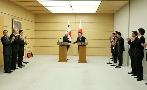 野田总理在总理大臣官邸与巴拿马共和国总统里卡多•马丁内利•贝罗卡举行了首脑会谈，然后共同举行了新闻发布。