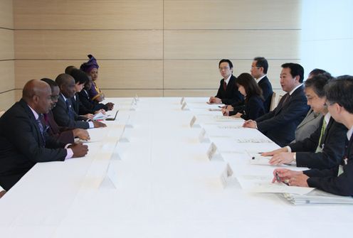 野田总理在总理大臣官邸接受了尼日利亚国民议会众议院议长坦布瓦尔的拜会。