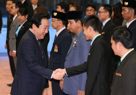 野田总理在总理大臣官邸接见了参加“东南亚青年之船”（第39次）的青年代表。