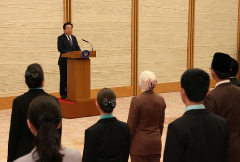 野田总理在总理大臣官邸接见了参加“东南亚青年之船”（第39次）的青年代表。