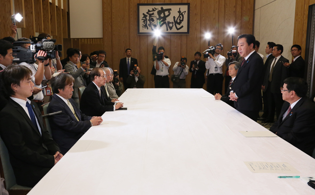 野田总理在总理大臣官邸与“北朝鲜绑架受害者亲属联络会”干部等进行了恳谈。