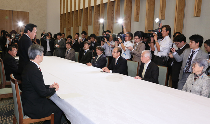 野田总理在总理大臣官邸与“北朝鲜绑架受害者亲属联络会”干部等进行了恳谈。