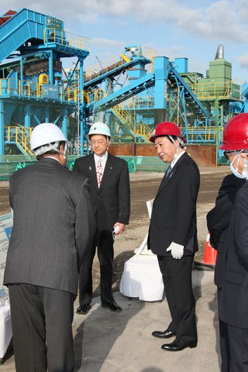 为了掌握东日本大地震受灾情况，野田总理访问了岩手县。