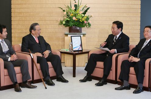 野田总理在总理大臣官邸接受了足长育英会会长玉井义臣的拜会。