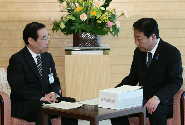 野田总理在总理大臣官邸接受了会计检查院院长重松博之递交的2011年度决算检查报告。