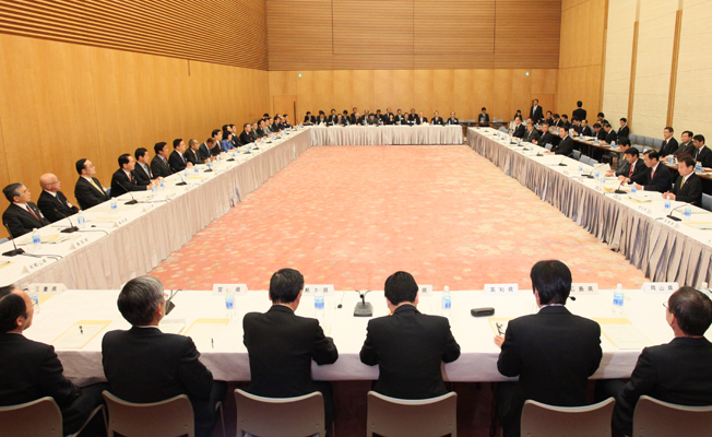 野田总理出席了在总理大臣官邸召开的政府主持的全国都道府县知事会议。