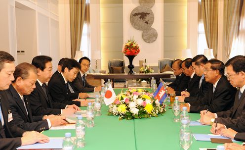 为了出席第九届亚欧首脑会议（ASEM9）访问老挝万象的野田总理与各国首脑举行了会谈。