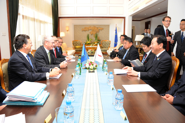 为了出席第九届亚欧首脑会议（ASEM9）访问老挝万象的野田总理与各国首脑举行了会谈。