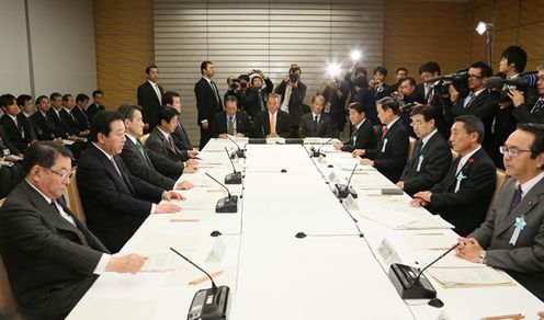 野田总理出席了在总理大臣官邸召开的中央与地方协商会议。