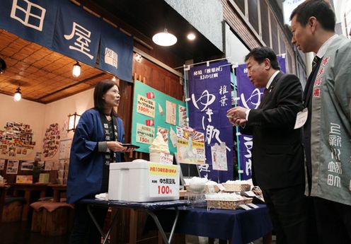 野田总理访问福冈县，视察了商业街等。