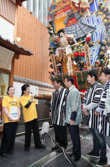 野田总理访问福冈县，视察了商业街等。