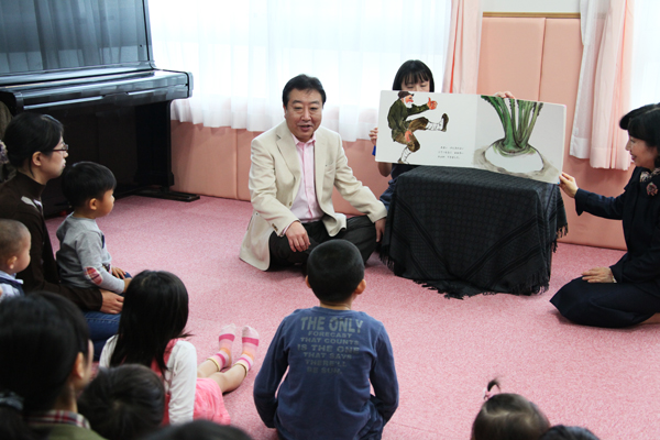 野田总理视察了新宿区主办的支援养育儿童的活动“从这儿开始节”。