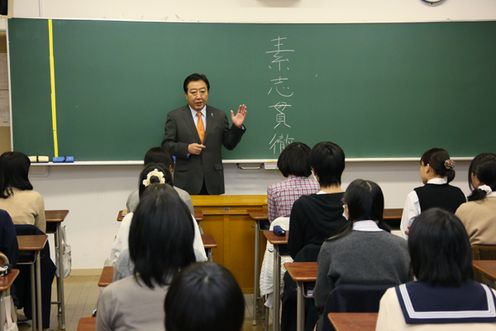 野田总理视察了东京都立工艺高中。