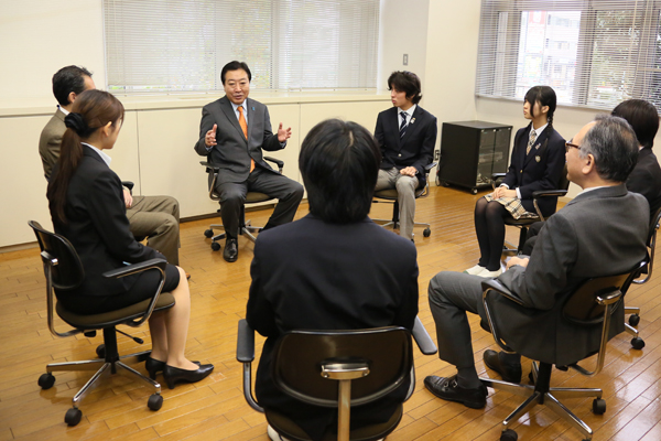 野田总理视察了东京都立工艺高中。