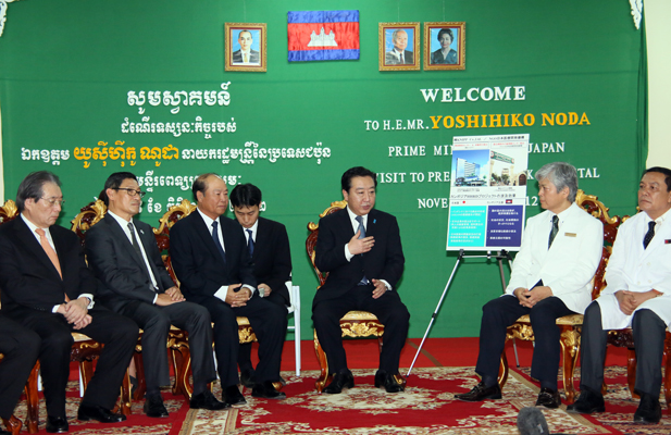 野田总理为了出席东盟相关峰会等访问了柬埔寨金边。