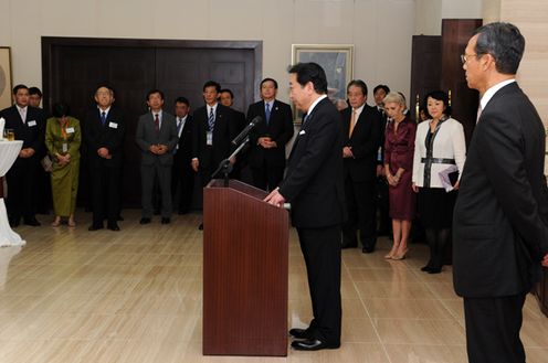 野田总理为了出席东盟相关峰会等访问了柬埔寨金边。
