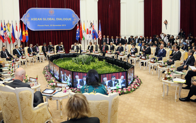 正在访问柬埔寨金边的野田总理出席了ASEAN（东南亚国家联盟）全球对话会议等。