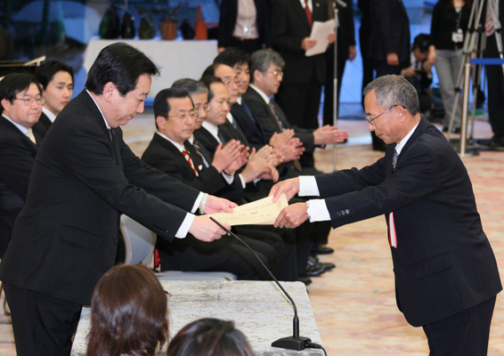 野田总理在总理大臣官邸出席了儿童青少年培养・养育儿童支援功劳者表彰仪式。