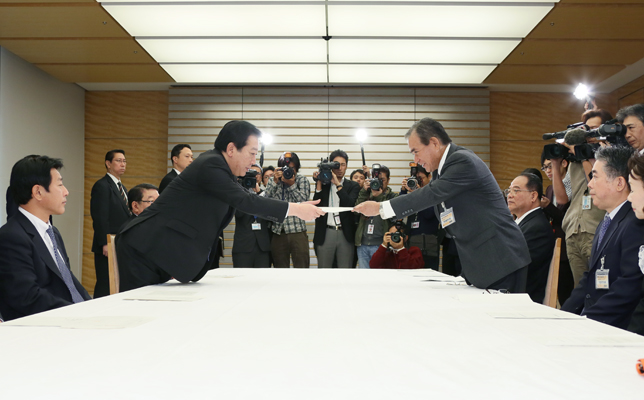 野田总理在总理大臣官邸接受了那霸机场扩张整备促进联盟的要求。