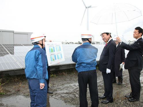 野田总理访问了位于神奈川县川崎市的扇岛发电站。