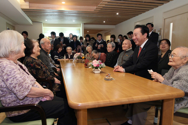 野田总理在东京都多摩市访问了在家接受医疗的病人家庭和认知症看护设施等。