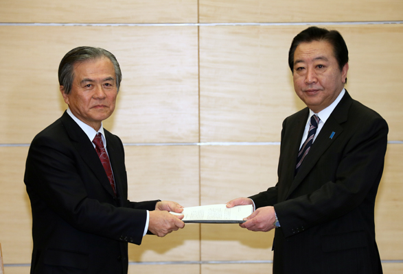 野田总理在总理大臣官邸接受了综合海洋政策本部顾问会议召集人小宫山宏提交的“新海洋基本计划制订意见书”。