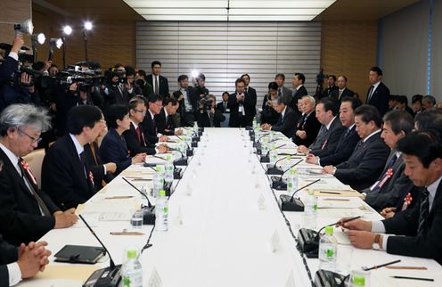 野田总理在总理大臣官邸出席了社会保障制度改革国民会议。