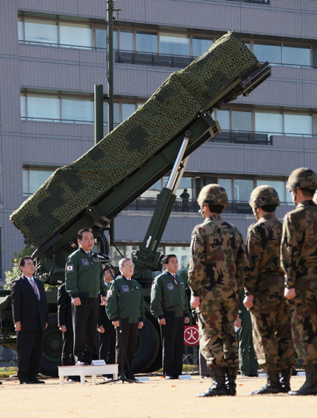 野田总理视察了防卫省，激励了部署于市谷的PAC-3部队。