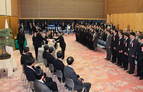 野田总理出席了在总理大臣官邸举行的内阁及内阁府长期从事工作人员表彰仪式。