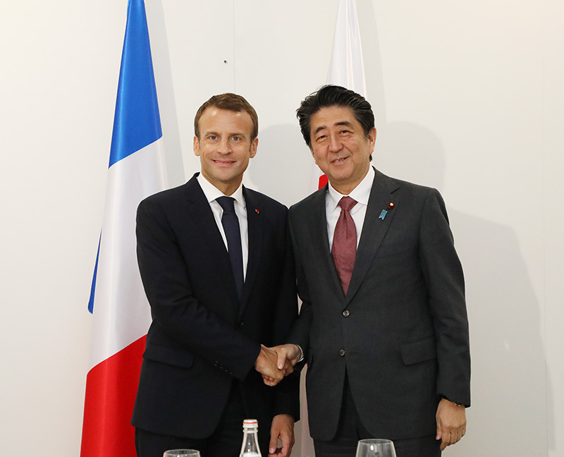マクロン・フランス共和国大統領と握手する安倍総理