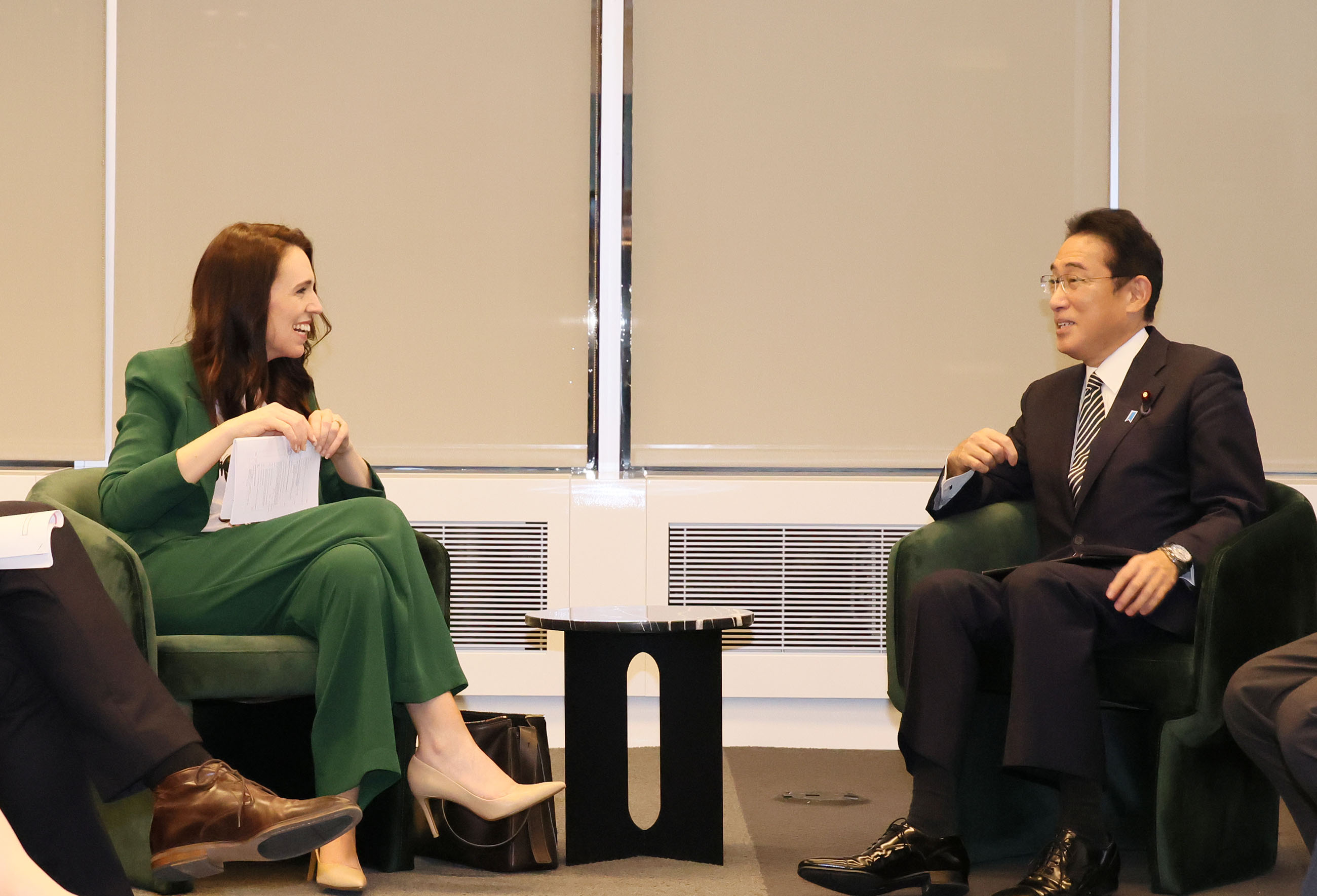 ジャシンダ・アーダーン・ニュージーランド首相と懇談する岸田総理