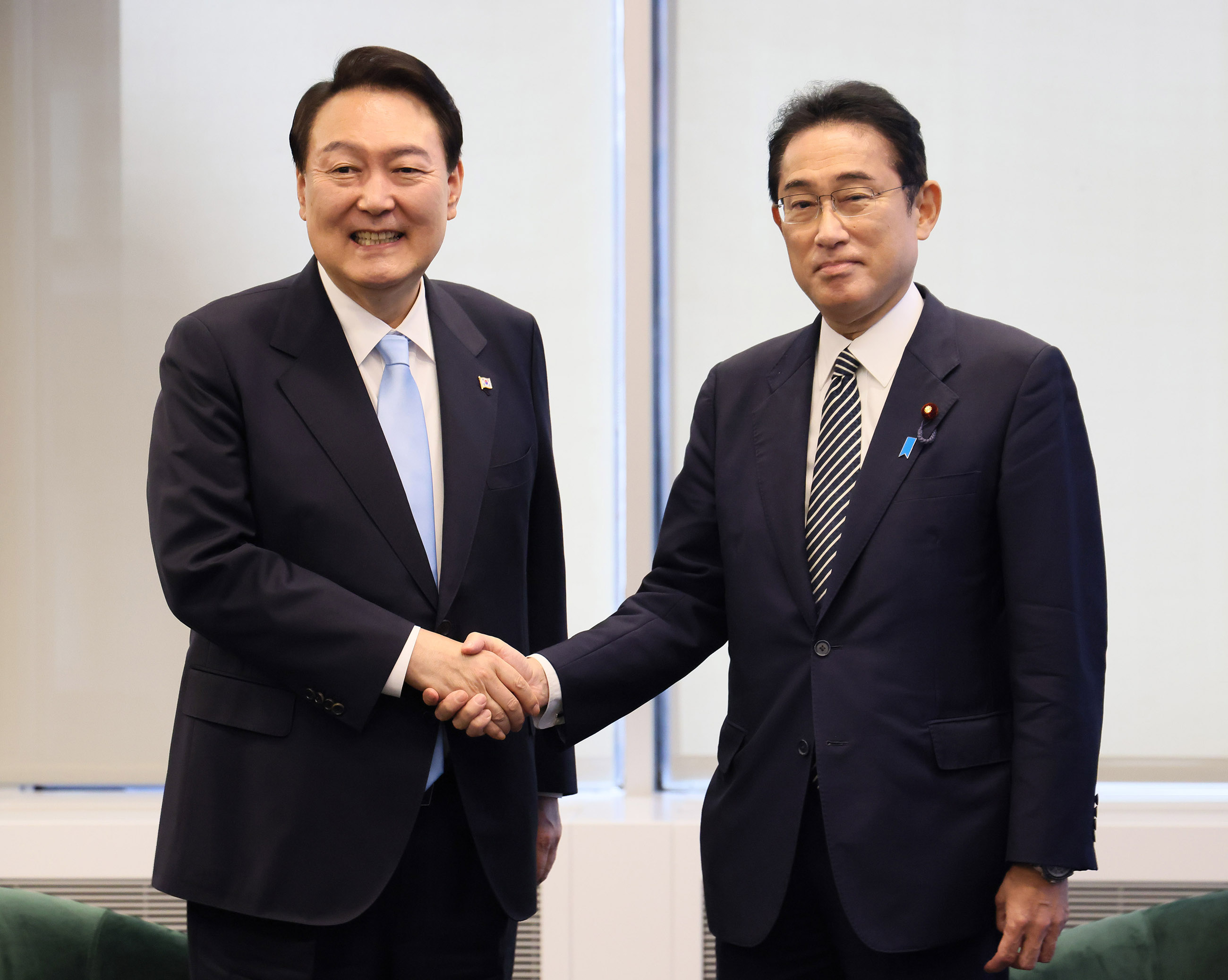 尹錫悦（ユン・ソンニョル）大韓民国大統領と握手する岸田総理