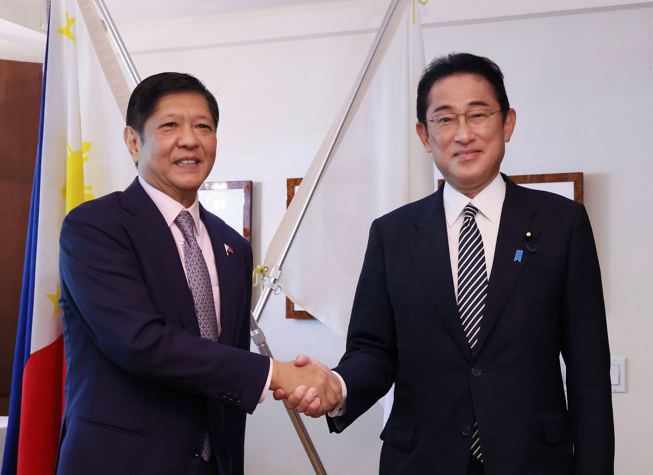 フェルディナンド・マルコス・フィリピン共和国大統領と握手する岸田総理