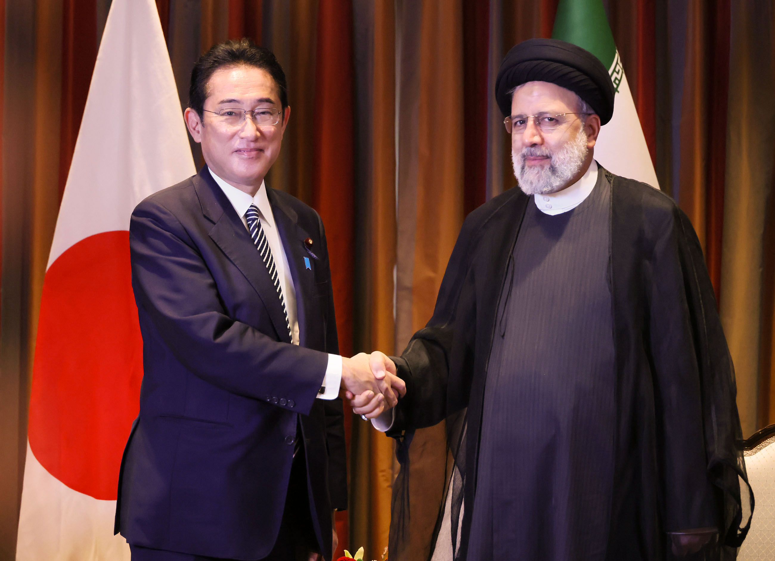 セイエド・エブラヒーム・ライースィ・イラン・イスラム共和国大統領と握手する岸田総理