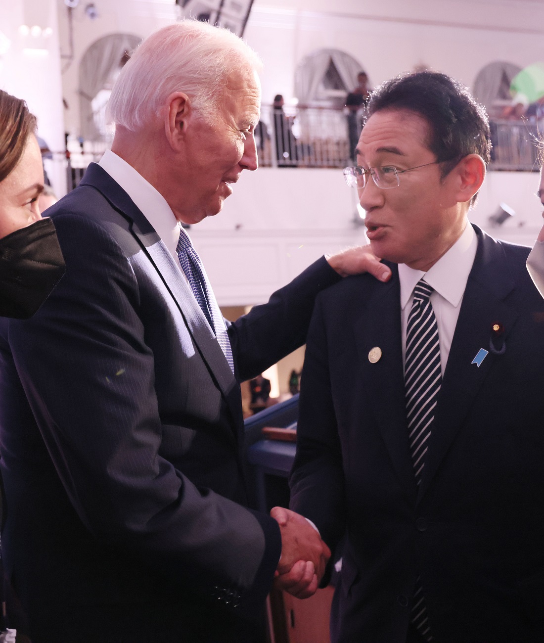 ジョセフ・バイデン米国大統領と懇談する岸田総理