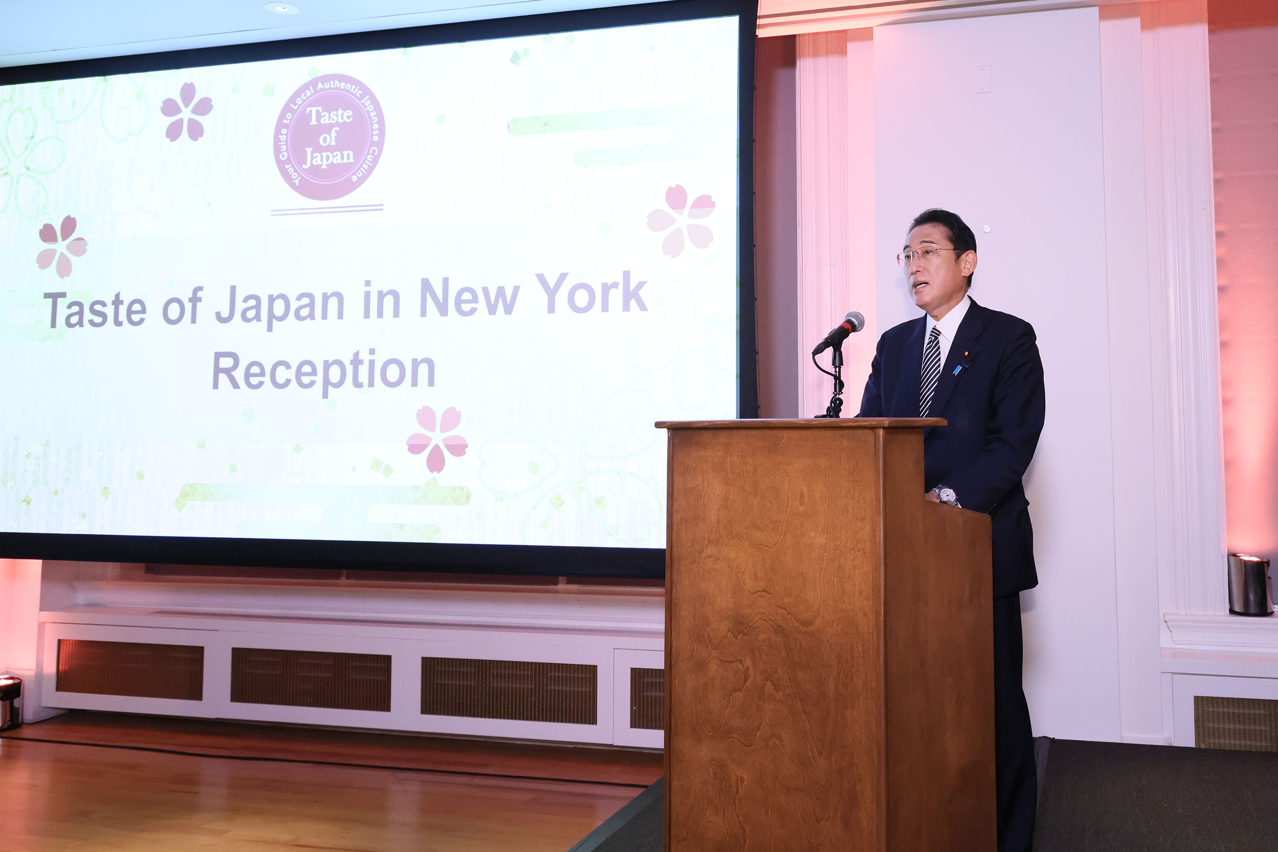 日本食文化発信レセプションで挨拶する岸田総理１