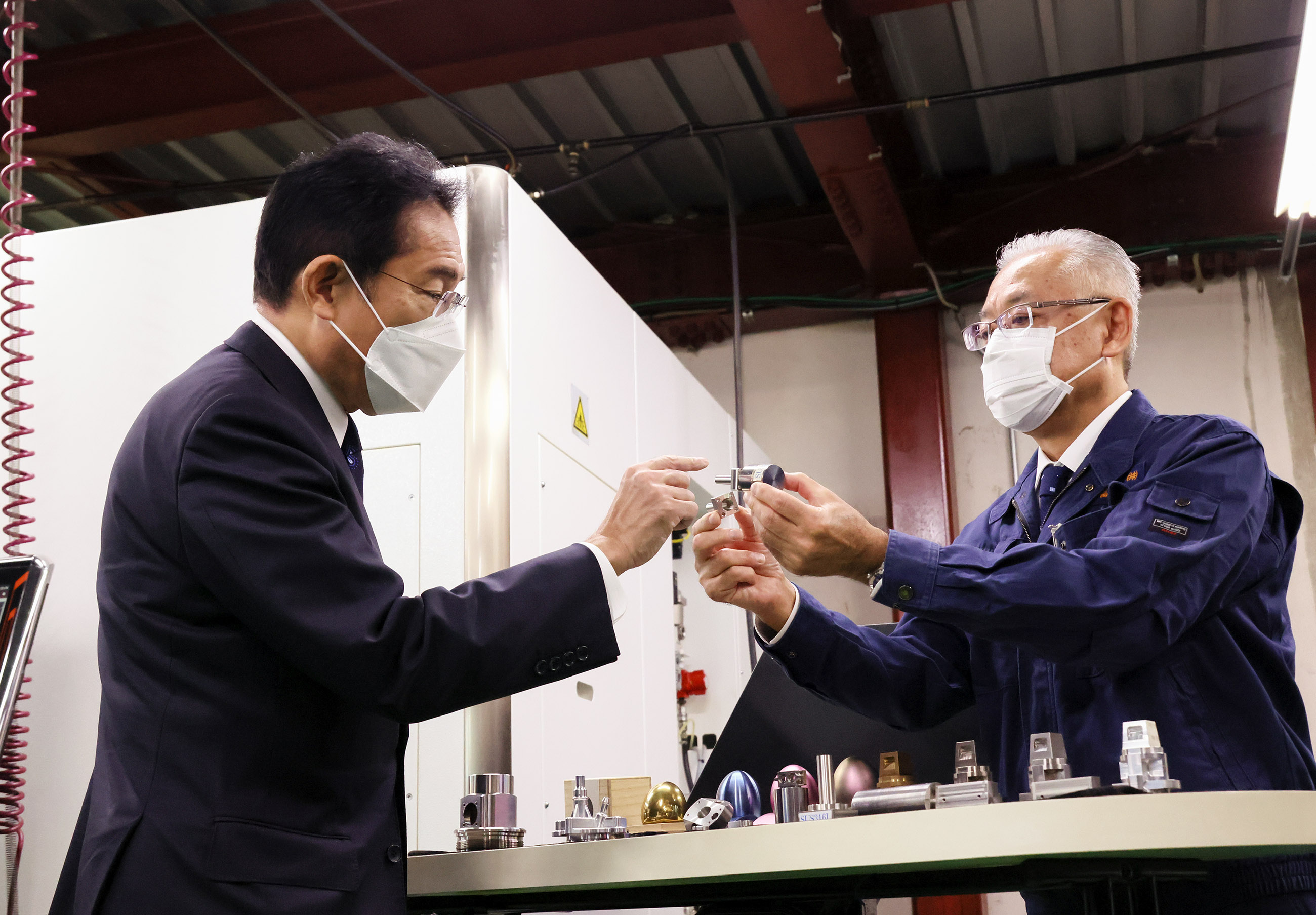 精密機械部品の製造・販売を行う企業を視察する岸田総理３