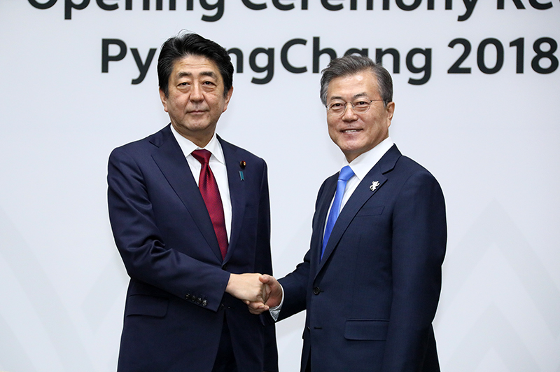 文韓国大統領と握手する安倍総理１