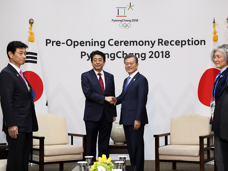 文韓国大統領と握手する安倍総理２