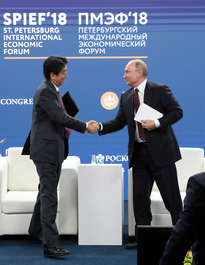 日露ビジネス対話でプーチン大統領と握手する安倍総理